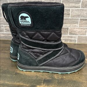 Sorel Glacy Explorer Shortie Boot Black and Mint Size 7.5